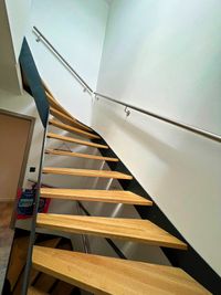 Modern, Wendeltreppe, Treppe, Stahltreppe, lackiert, Holzstufen, gewendelt, stabil, stockwerk, Edelstahl, Handlauf, Edelstahlhandlauf,